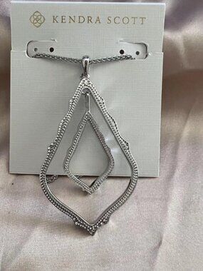 Kendra Scott necklace